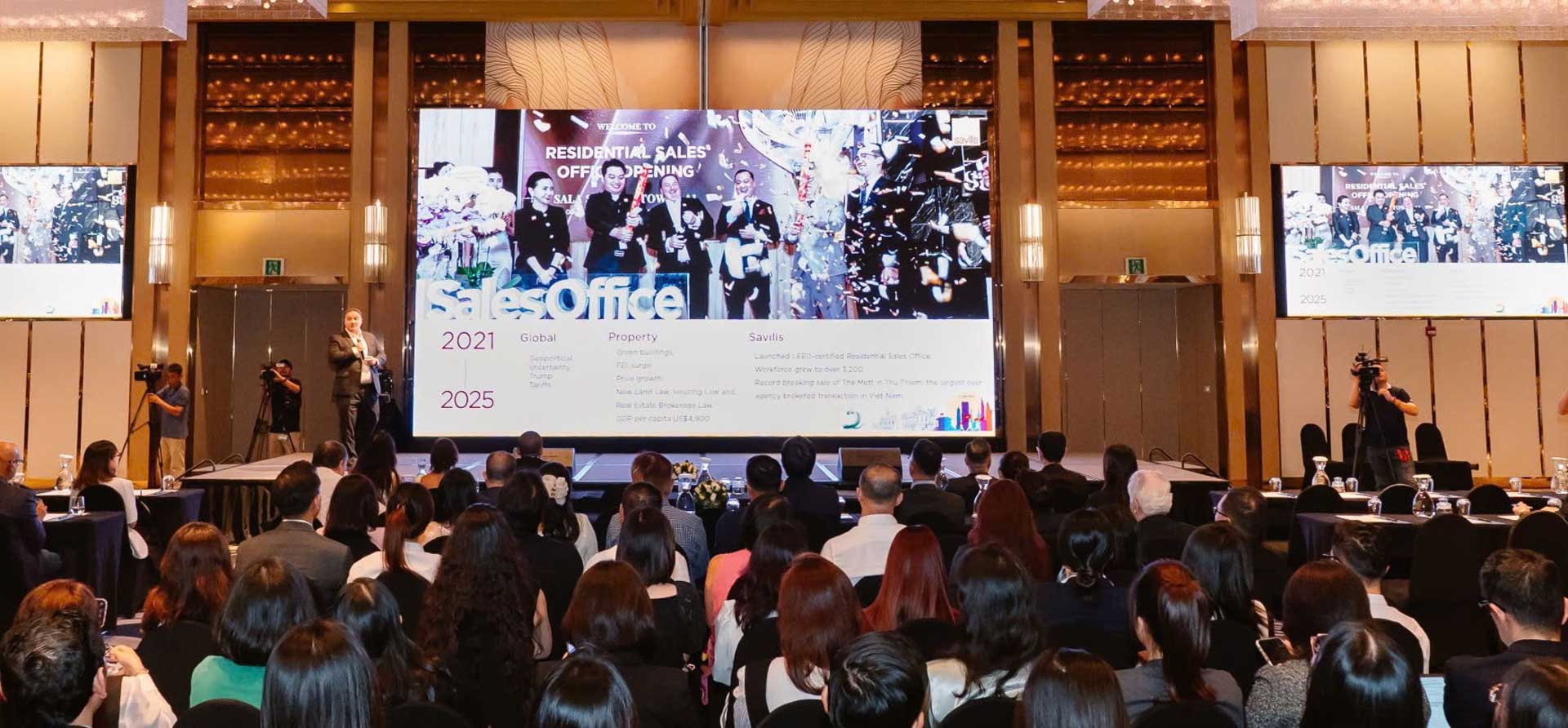 Hình ảnh tại sự kiện nơi các C-Level tụ hợp báo cáo thị trường và chia sẻ những cơ hội tương lai